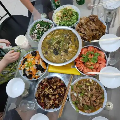 原来的老邻居的女儿,儿子来看老妈请我们一家吃饭,做的丰盛晚餐 .