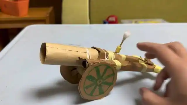 昨天的哄娃手工纸大炮,今天改进了一下,扳机放到了正后方
