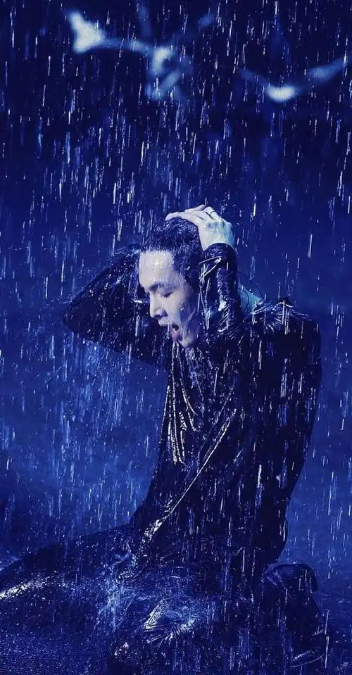 还记得那年跨年晚会上湿身的张艺兴吗?诱惑挡不住