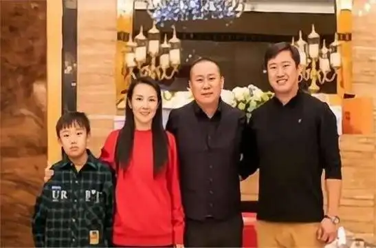 管彤:嫁给普通丈夫,高龄时为其生下孩子,这是她最正确的决定!