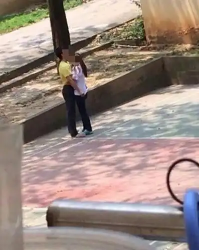 福州一女子街头扒开男子裤头 目击网友拍照直播