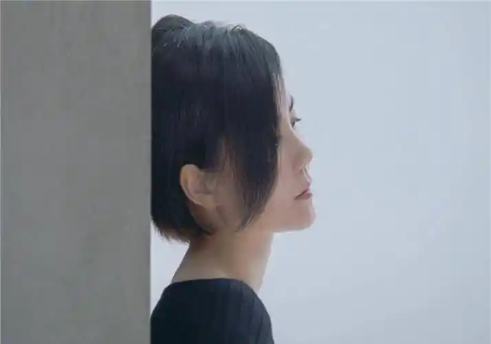 王菲策划大片!50岁仍灵气十足,身材纤细令人羡慕._照片_年龄_谢霆锋