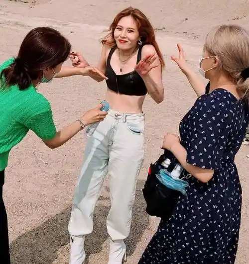 金泫雅终于胖了,染棕发穿小一号上衣美回巅峰期,双腿却依旧纤细_感觉