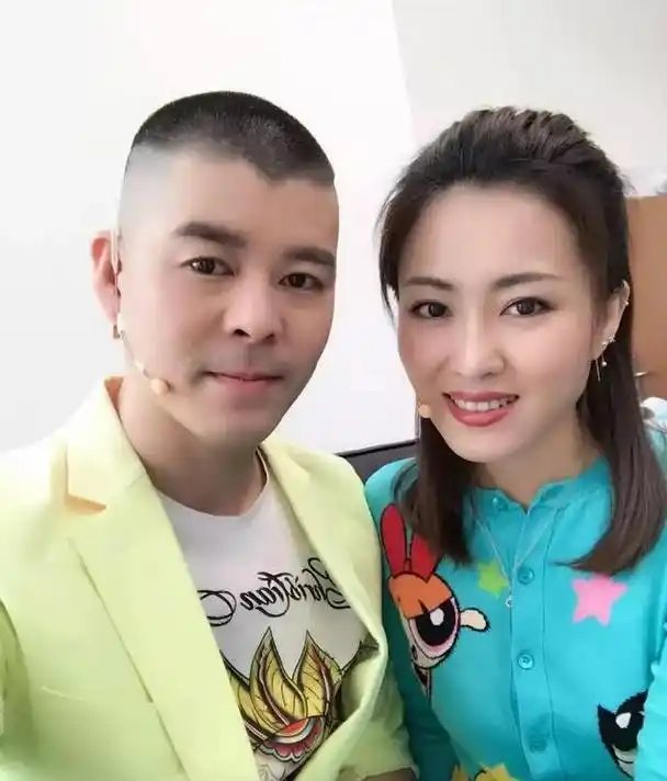 赵本山徒弟王小虎:娶小7岁老婆,妻子神似周涛,儿子神似王俊凯