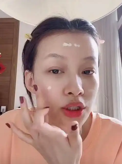 孙怡全素颜示人妆前妆后没差别自信怼脸拍却被女儿大福抢风头