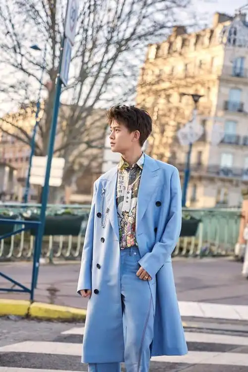 任嘉伦天蓝色风衣