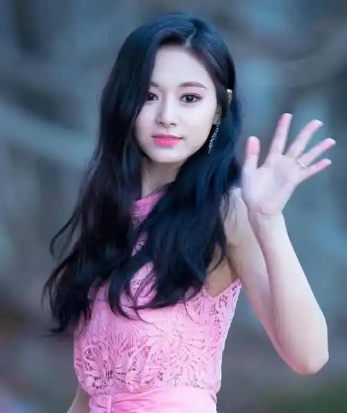 周子瑜,有着美丽的容颜,精致的五官,颜值高,身材好,气质佳,少女感十足