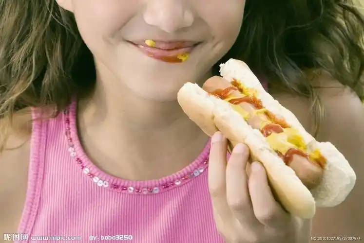 吃面包的小女孩图片