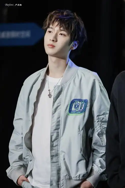 严浩翔超话#严浩翔路易威登品牌大使#抓到一只lv猫猫～@时代少年团