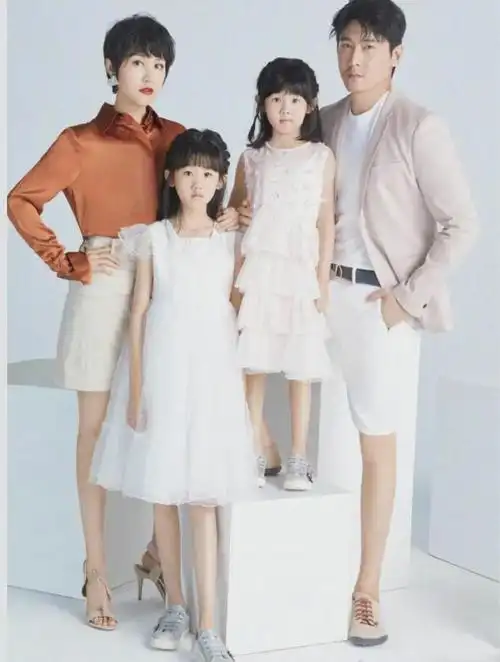 陆毅一家四口被偶遇3个女孩6条漫画腿陆毅竟然身材最差