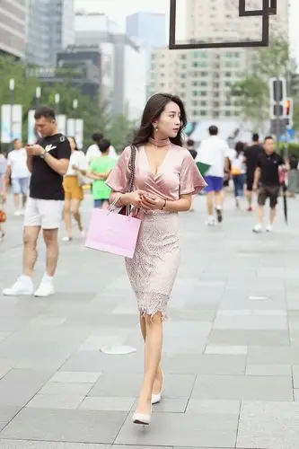 广州街拍事业线性感小姐姐