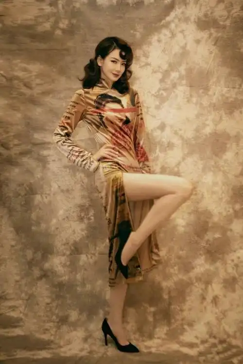 戚薇身材真辣,穿高开叉改良旗袍明艳妩媚,李承铉娶到宝了