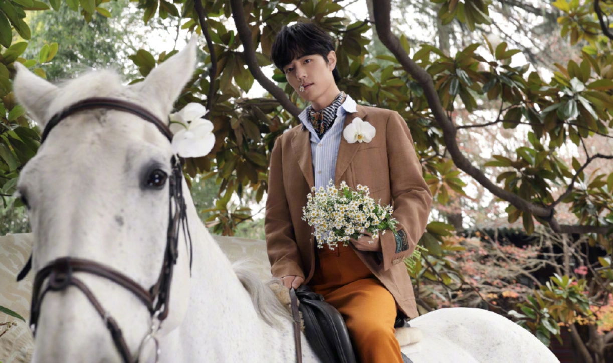 肖战整理造型遭"袭击",马儿偷花索吻,肖战下意识的举动太温柔