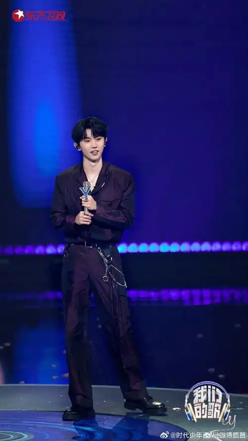 灰色套装#@时代少年团队长-马嘉祺每一套服装都好好看,休闲紫色卫衣