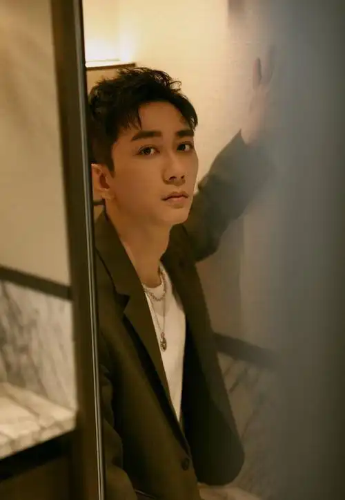 自己仍在江湖,引发粉丝一片欢呼,让大家不禁期待他接下来的精彩表现