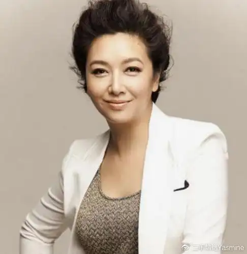 52岁江珊嫁给小15岁男人比前任靳东还要帅甜蜜生活让人羡慕