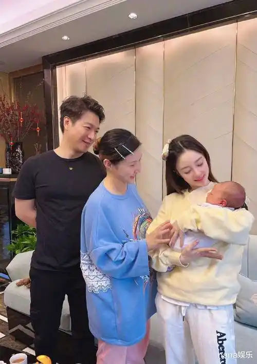 李小璐久违抱孩子依然娴熟,和好友一家三口合照,心情超好_因为_小宝宝