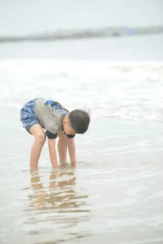 光着脚丫,任浪花冲刷.