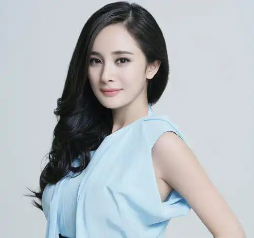 杨幂发型图片一,斜分长发大卷发型近几年杨幂多以短发中短发示人,早年