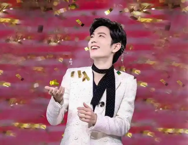 彩带飘下的那刻,继续做闪闪发光的巨星吧#肖战