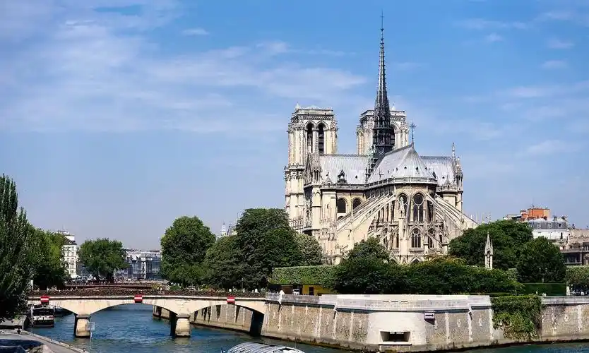 人类伤痛的一天,也被烧毁.来看看完好的巴黎圣母院_高清图集_新浪网