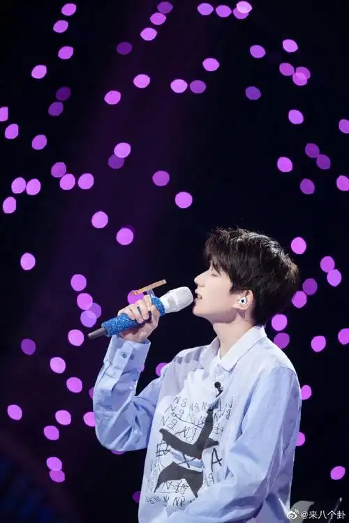 和专属"y"绝美的舞台舞台上认真唱歌的源儿就是很迷人啊@tfboys-王源