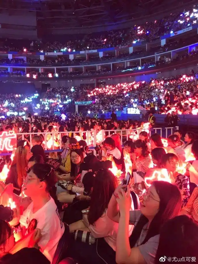 感受一下尤长靖灯牌应援,目光所及是你 所到之处是你 这一片西柚色的