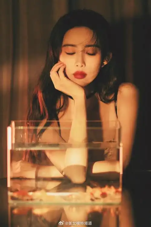 孟子义港风复古光影写真照深v吊带一抹红唇性感十足