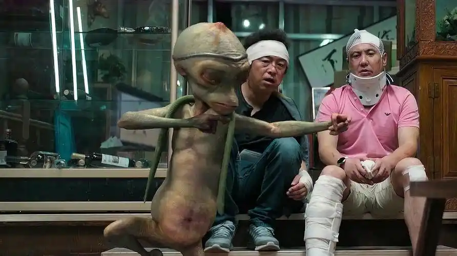 国产科幻电影疯狂的外星人黄渤携手沈腾变身耍猴人
