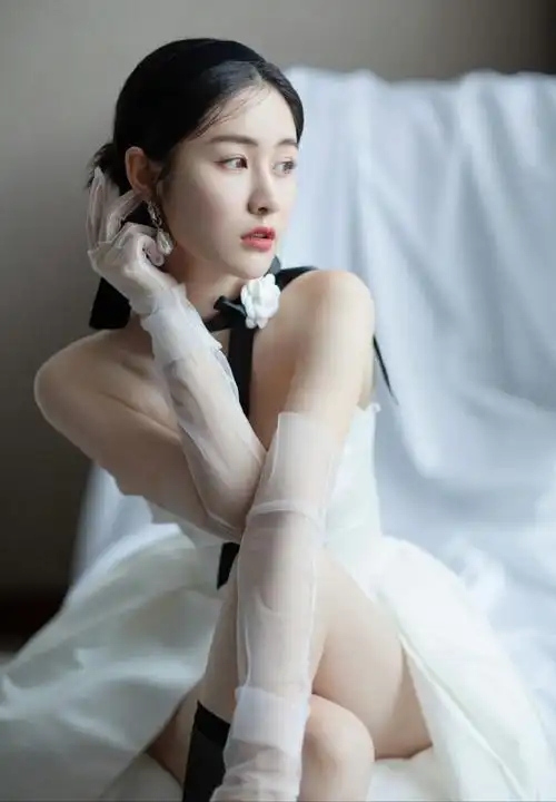 梁田:一袭抹胸纱裙,层层轻纱浪漫唯美,邻家女孩的既视感_照片_演艺