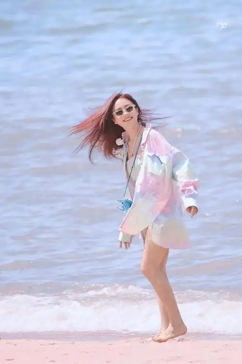 谢可寅一组私服解析,满满夏季海边的活力穿搭,清爽干净