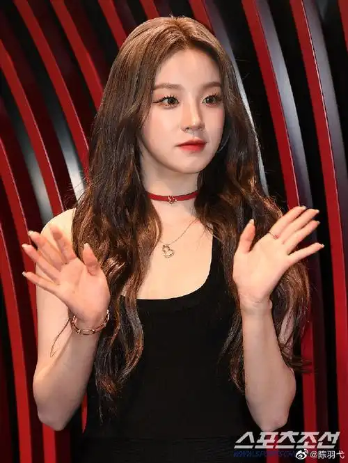 宋雨琦今日活动生图状态##宋雨琦红唇大波浪造型