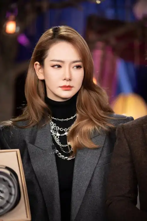 戚薇摩登卷发酷感写真图片79