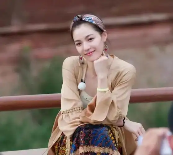 钟楚曦:从"西红柿女神"到当红明星的崛起之路