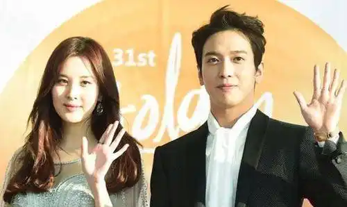 后来徐贤和郑容和在一个颁奖典礼同框的时候,整个韩圈都沸腾了.