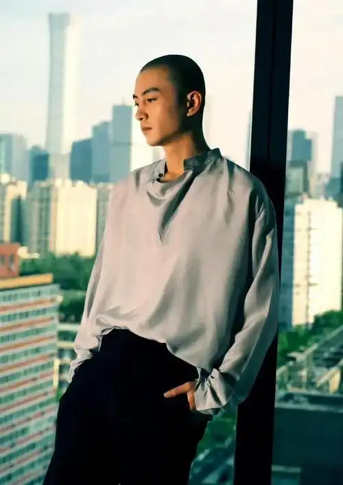 陈晓光头走红毯,颜值爆表,网友:这难道是传说中的"光头强"?