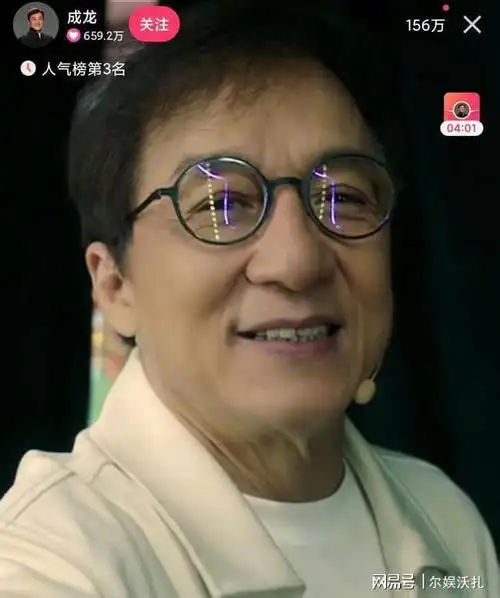 成龙全球直播首秀直播间人数破四百万谈及过往直言曾被骂哭