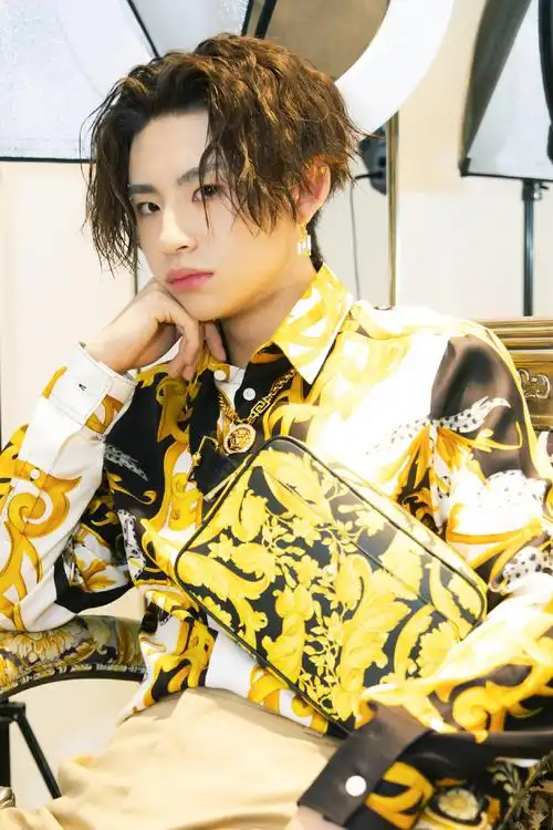 小鬼王琳凯红色套装写真图片