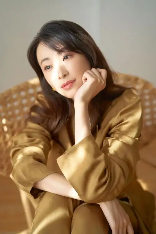 演员林静最新冬日美图写真甜酷超a率性不羁