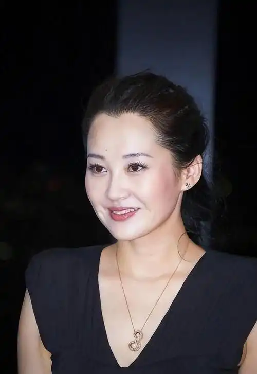 许晴:美貌征服陈凯歌,迷晕冯小刚,51岁淡出荧幕成传奇