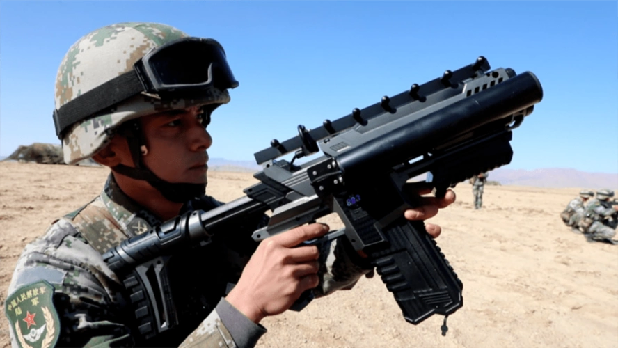 解放军新型单兵武器亮相酷似动力甲手炮能完好无损捕捉无人机