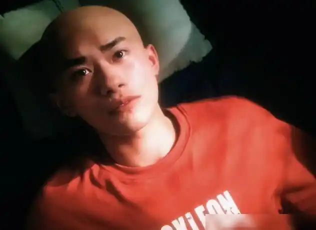 在《小红花》中易烊千玺再次挑战光头造型,面对镜子剃头这一幕,让大家