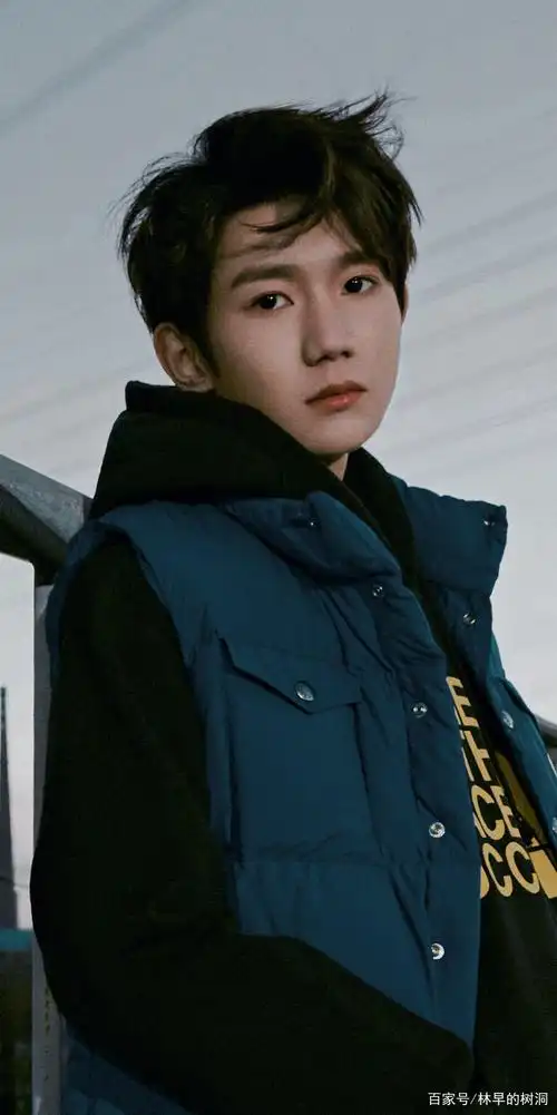 王源:庆祝源源开通微博九周年 一起来看帅照!