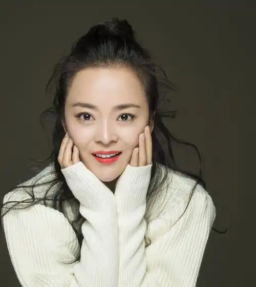 日前曝光了一组演员王嘉的白色毛衣写真,简单的白毛