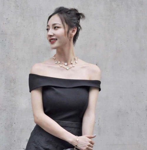 有种"透视装"叫陈雅婷, 难怪王思聪会这么痴迷, 网友: 这身材我服