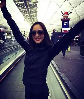 这位台湾姑娘父亲是台大法学教授,母亲是台湾作家郑如晴,家世良好的她