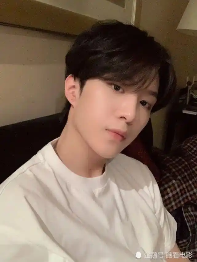 18岁范丞丞素颜照曝出,台下台下神似两个人,网友:也就很一般