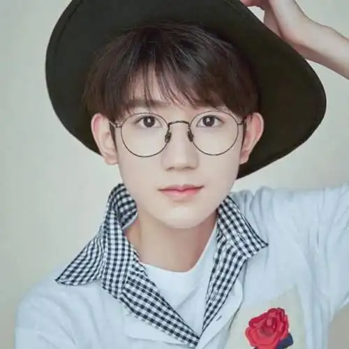 王源换新发型亮相活动,穿西装打领结帅气无比,一头卷发吸睛