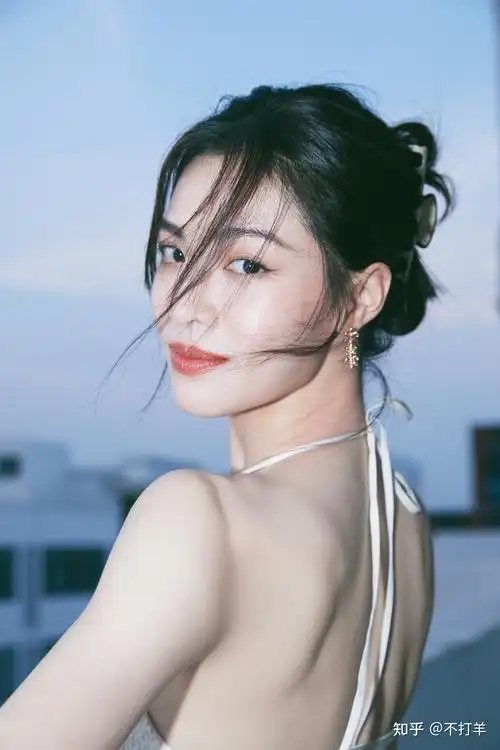 钟楚曦不做港风美女改走纯欲风巧用锁骨裙展现撩人身材太绝了