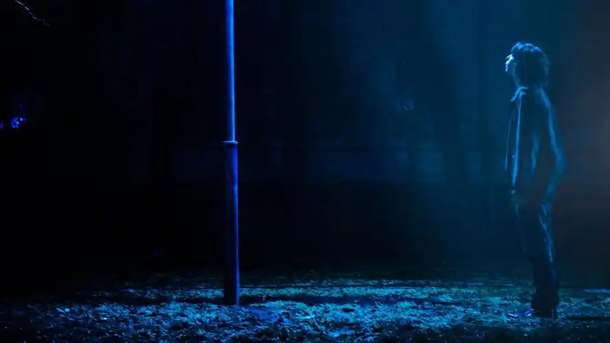 走在伤心的路口